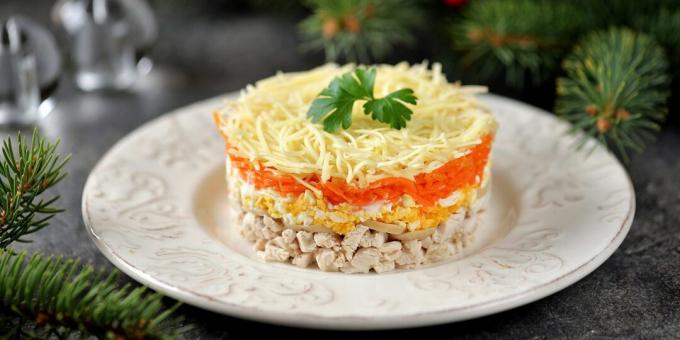 Gelaagde salade met kip en champignons