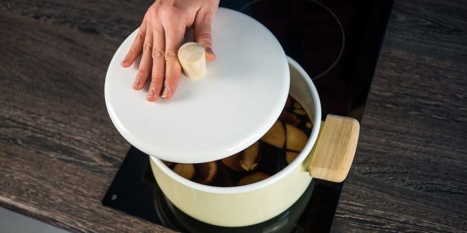 Een eenvoudig recept voor glühwein: Aandringen overwogen gedurende 10-15 minuten