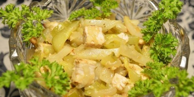 Artisjok recepten: Warme salade met aardpeer, kip en ingelegde komkommers