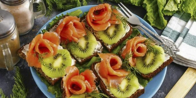 Sandwiches met rode vis en kiwi
