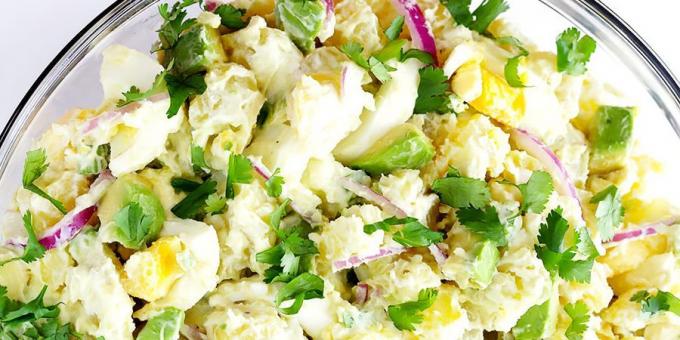 Salade met aardappelen, selderij en avocado