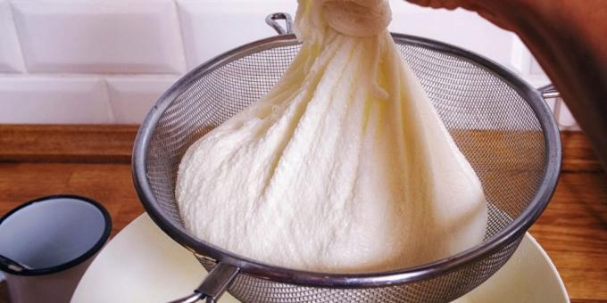 Hoe maak je zelfgemaakte kaas te maken: zich te ontdoen van het serum