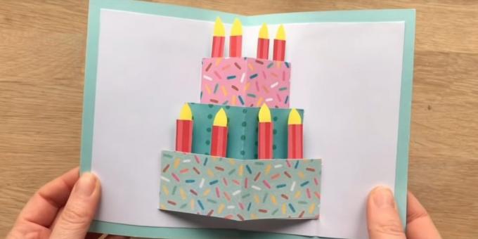 Hoe maak je een wenskaart te maken met een verjaardagstaart met zijn handen