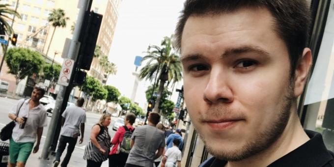 Hoofdredacteur Vadim DTF Yelistratov: selfie met Hollywood Boulevard