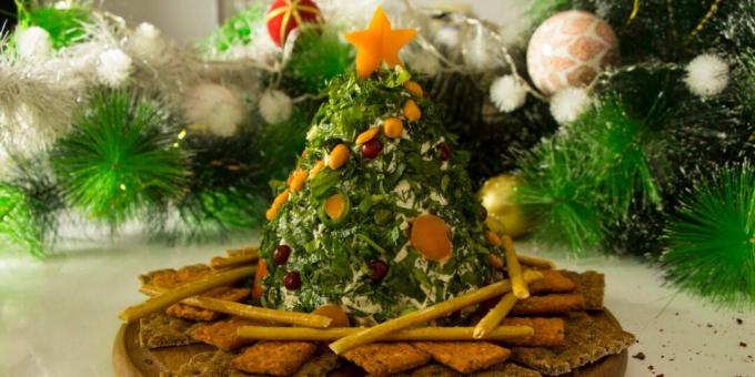 Nieuwjaarssnack met kaas en ham in de vorm van een kerstboom