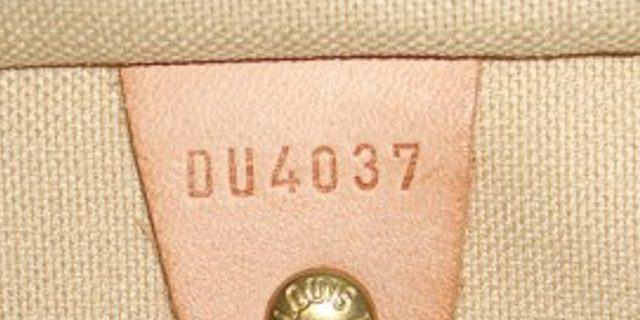 Origineel en fake Louis Vuitton handtassen: binnen moet het serienummer worden gestempeld