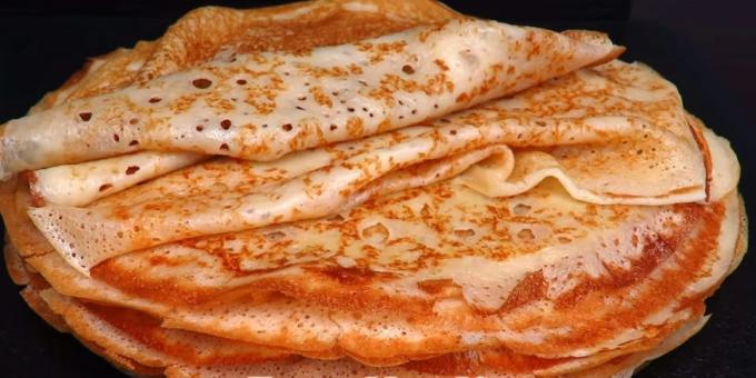 Opengewerkte vla pannenkoeken met kefir en water