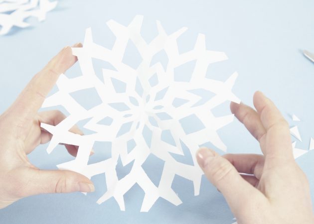 Versieren een kerstboom: Sneeuwvlok gemaakt van papier