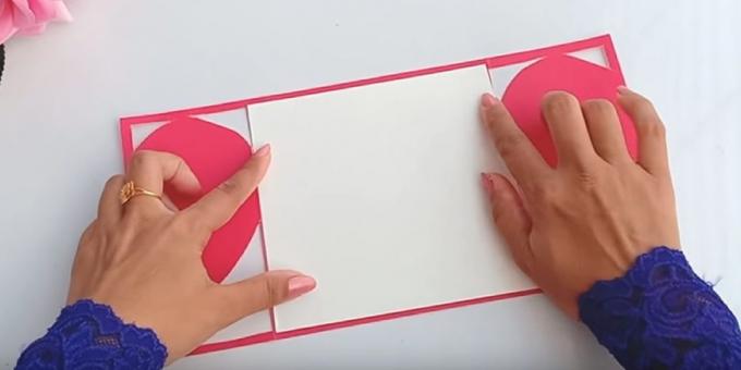 Knip een stuk wit papier de grootte van de achterkant van de kaarten