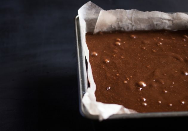 chocolade brownie recept: giet het deeg in een vorm
