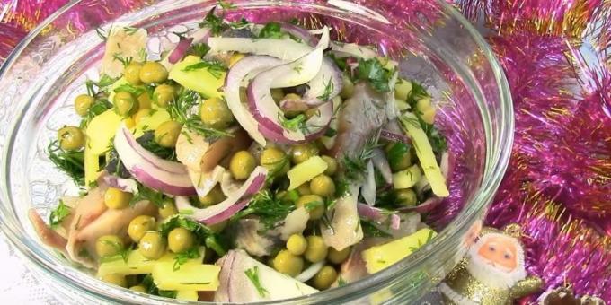 Salade met erwten, haring en aardappelen