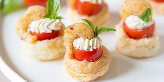 Snacks om wijn. Bladerdeeg gebakjes met garnalen en roomkaas