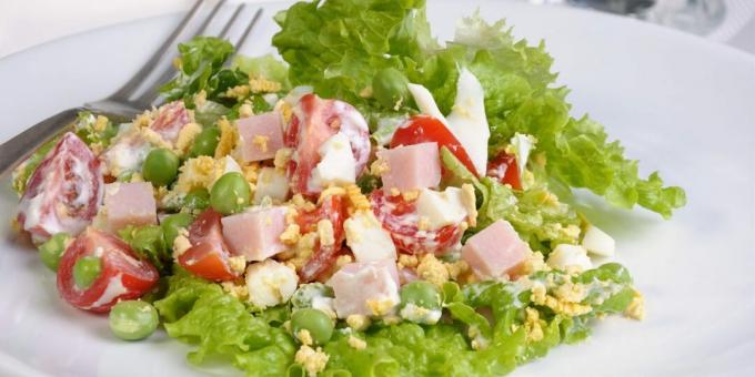 Salade met ham en groene erwten
