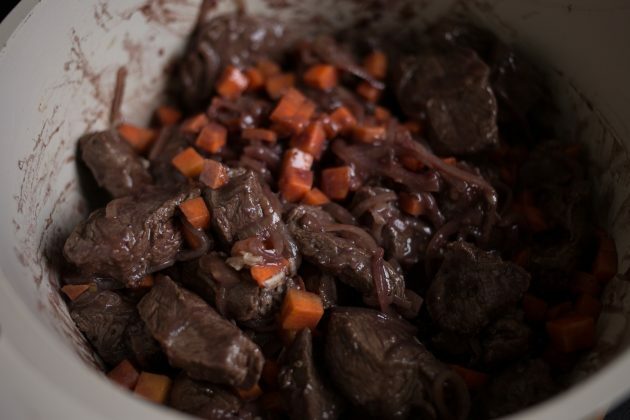 Bourgondisch rundvlees: doe het vlees terug in de pan