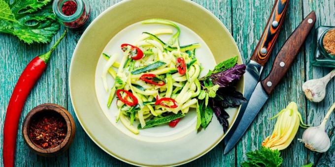 Lichte salade van verse courgette met komkommer