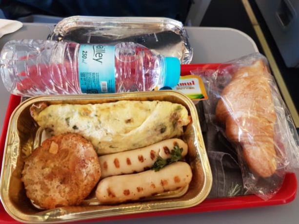 Kip of rundvlees? 11 voorbeelden van walgelijk voedsel vliegtuigen