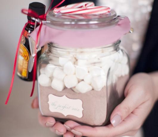 Hoe om giften op New Year's Eve te maken met zijn eigen handen: Stel voor warme chocolademelk