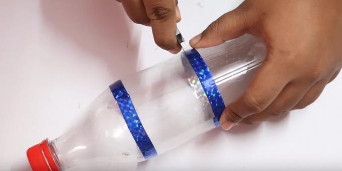 Hoe kerstversieringen te maken: knip de fles