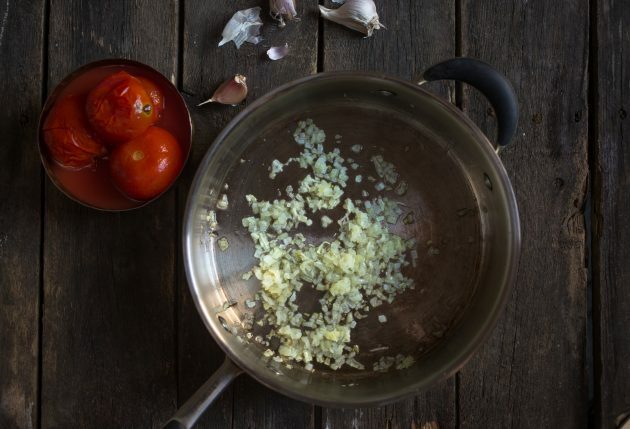 Hoe maak je een Italiaanse braadpan met dumplings: bespaar uien en knoflook