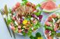 Salade met watermeloen, feta, kip en honingdressing