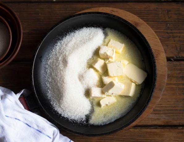 Tart Taten met appels: recept. Als de hoeveelheid boter en suiker in een Frans recept je niet afschrikt, dan doe je zeker iets verkeerd.