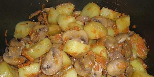Aardappelen, gestoofde kip en champignons in multivarka