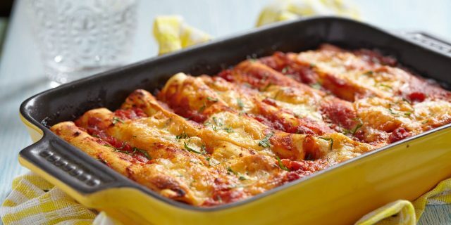 Cannelloni met kipgehakt, gebakken in de oven