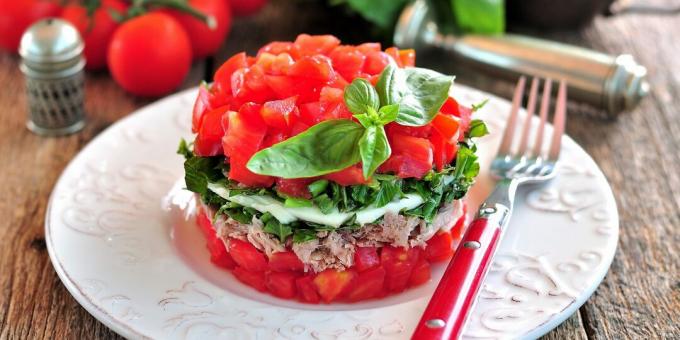 Mozzarella-salade met tonijn en knoflook: een eenvoudig recept