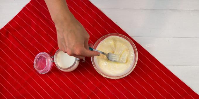 Quiche met kip en paddestoelen: Meng de room en het ei