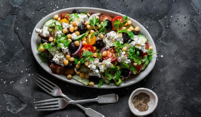 Salade met kikkererwten, groenten en feta