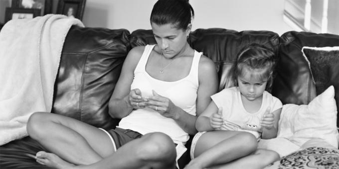 Mensen zonder smartphones - moeder en dochter