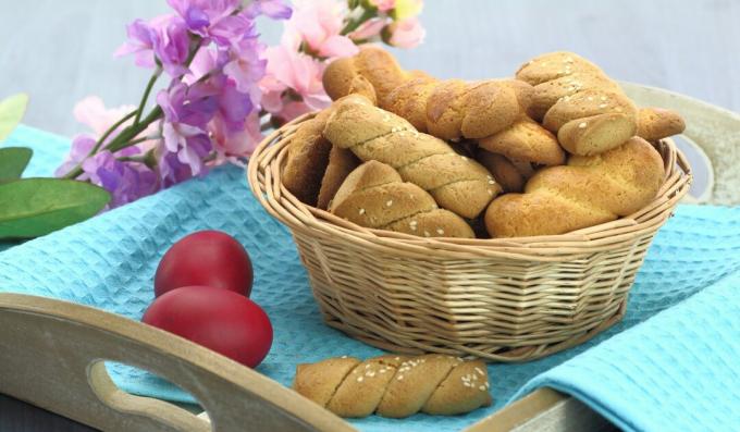 Paaskoekjes met sesamzaadjes en sinaasappelsap