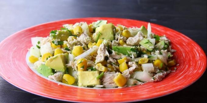 Dieetmaaltijden: kipsalade met avocado en maïs