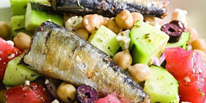 Salades met vis: Griekse salade met sardines