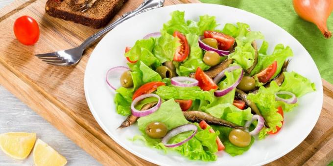 Eenvoudige salade met sprot, tomaten en olijven