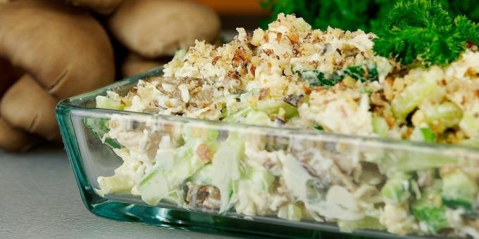 Salade met champignons, komkommers en eieren: een eenvoudig recept