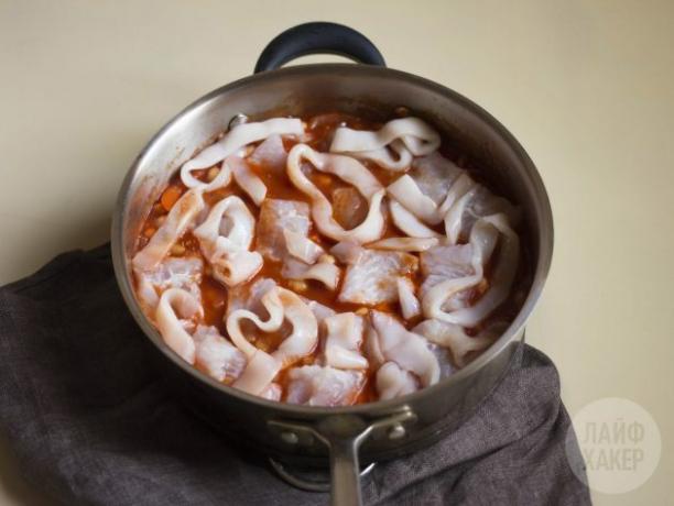 Hoe maak je een visstoofpot: doe vis en zeevruchten in de saus, roer voorzichtig