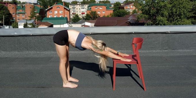 Eenvoudige yoga-oefeningen: staande voorwaartse buiging