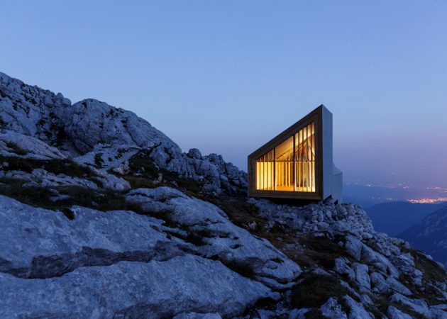 Kleine Huis op de top van de berg voor recreatie klimmers