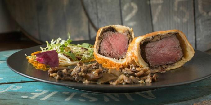 Hoe kan het vlees in de oven koken: Rundvlees met paddestoelen in bladerdeeg
