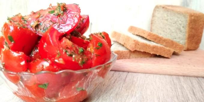 Tomaten in het Koreaans met paprika, kruiden en koriander