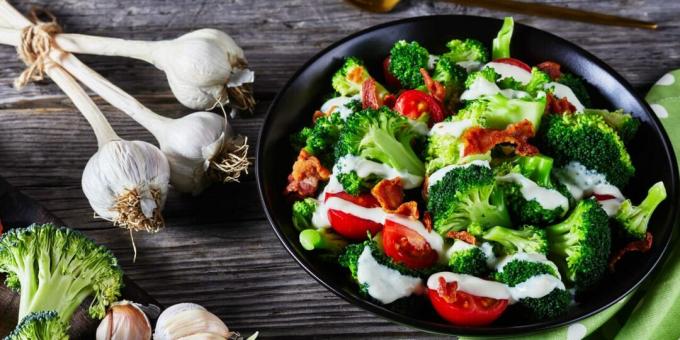 Salade met broccoli, tomaten en spek