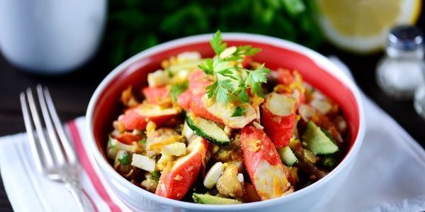 Salade met gebakken krab sticks, champignons, komkommer en eieren