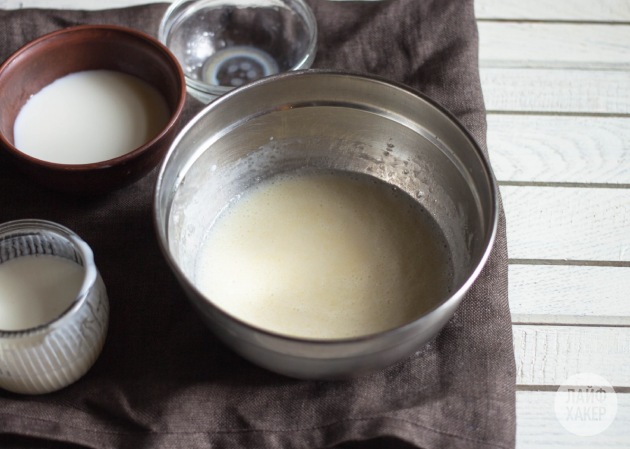 Kefir Donuts: combineer droge en vloeibare ingrediënten