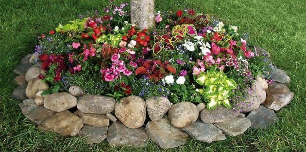 Hoe maak je een bloem bed van stenen te maken