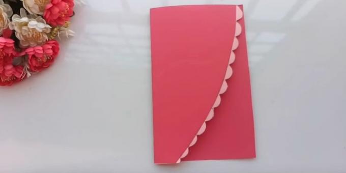 Verjaardagskaart met je eigen handen: Snijd het vel roze papier in de helft kruiselings