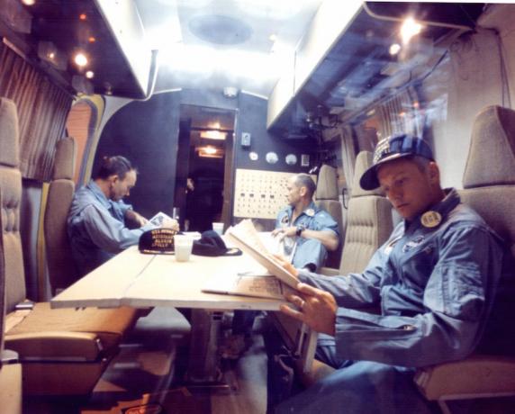 Koele auto NASA: astronauten in de quarantaine-eenheid
