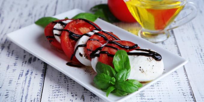 Salade met mozzarella, tomaten en balsamicosaus: een eenvoudig recept