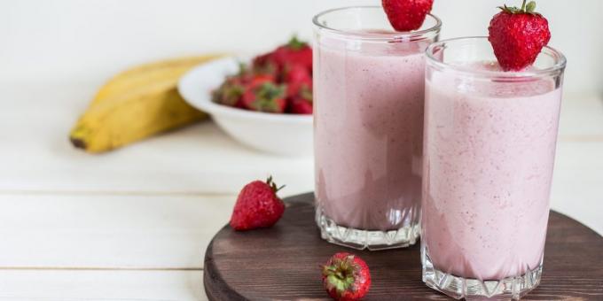 Smoothie met banaan, aardbeien en yoghurt