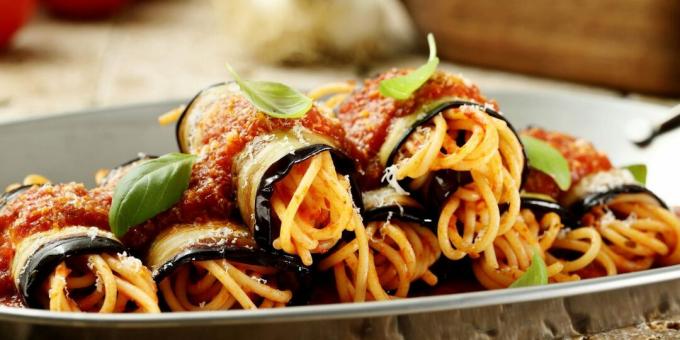 Auberginerolletjes met spaghetti en tomatensaus